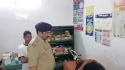 अकबरपुर: पुलिस अधीक्षक ने सीएचसी अकबरपुर में मुठभेड़ में घायल अभियुक्त से की पूछताछ, दिए आवश्यक दिशा-निर्देश