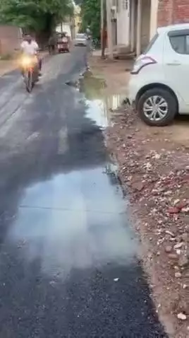 सुल्तानपुर: सुलतानपुर में दो घंटे में उखड़ने लगी लाखों की लागत से बनी सड़क, ग्रामीणों में आक्रोश