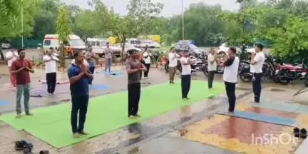 कुक्षी: कपास मंडी कुक्षी में एसडीएम व नगर परिषद अध्यक्ष योग कार्यक्रम में शामिल हुए, टीआई यादव ने पुलिस थाने में योग कराया