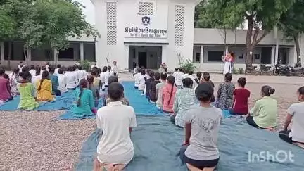 ધારી: ગોપાલગ્રામ ઓ.પી. ઝાડકીયા હાઈ સ્કૂલ ખાતે વિશ્વ યોગ દિવસની ઉજવણી