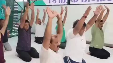 झालरापाटन: अंतर्राष्ट्रीय योग दिवस के अवसर पर झालावाड़-बारां सांसद दुष्यंत सिंह ने भाजपा नेताओं के साथ सांसद कार्यालय में किया योग