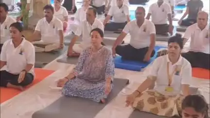 जयपुर: जयपुर के सिटी पैलेस में उपमुख्यमंत्री दिया कुमारी ने अंतरराष्ट्रीय योग दिवस पर किया योग, कहा- योग हमारी विरासत है