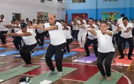 Raksha Mantri leads Armed Forces in celebrating #InternationalDayofYoga2025 at Udhampur, J&K; Performs various asanas & breathing exercises with 2,500 soldiers

#IDY2025 #YogaForOneEarthOneHealth