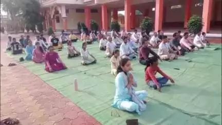जैसीनगर: अंतर्राष्ट्रीय योग दिवस पर जैसीनगर में नागरिकों ने किया सामूहिक योगाभ्यास, सीईओ ने योग के लाभ बताए