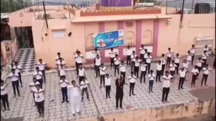 ચોટીલા: ચોટીલા ૨૧મી જૂન "આંતરરાષ્ટ્રીય યોગ દિવસ"* ના ભાગ રૂપે *ચોટીલા ડુંગર ખાતે મંદિર પરિસરમાં યોગ નિદર્શન કરવામાં આવ્યું હતું