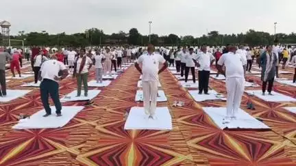 महाराजगंज: महराजगंज जिला क्रीड़ा स्टेडियम में 11वें अंतर्राष्ट्रीय योग दिवस पर भव्य योगाभ्यास कार्यक्रम का आयोजन हुआ