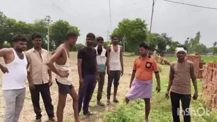 रांघनडीह ग्राम के आवासीय क्षेत्र में मानक के विपरीत बनाए जा रहे,मुर्गी फार्म को लेकर ग्रामीणों ने किया विरोध#jansamasya