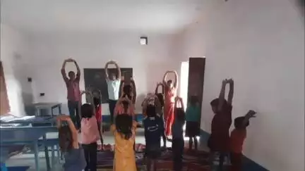 वज़ीरगंज: काजी बिगहा गांव के प्राथमिक विद्यालय में अंतर्राष्ट्रीय योग दिवस पर शिक्षकों ने बच्चों को योग कराया