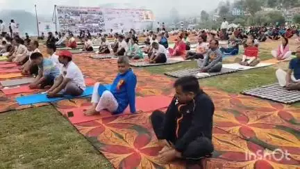 अल्मोड़ा: अंतरराष्ट्रीय योग दिवस पर अल्मोड़ा बना योग की जागरूकता का केंद्र, सिमकनी मैदान में हजारों लोगों ने किया सामूहिक योगाभ्यास