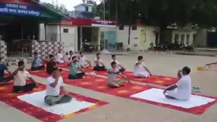 हमीरपुर: 11वें विश्व योग दिवस के अवसर पर जनपद के सभी थानों में हुआ आयोजन