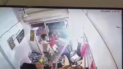 रुदौली: बाकरपुर चौराहे पर दुकानदार ने बकाया ₹200 मांगे, तो दो लोगों ने की मारपीट, सामान भी हुआ क्षतिग्रस्त, CCTV वीडियो वायरल