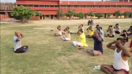 ज़मानिया: जमानिया के हिंदू स्नातकोत्तर महाविद्यालय के पास अंतर्राष्ट्रीय योग दिवस पर योग शिविर का आयोजन हुआ