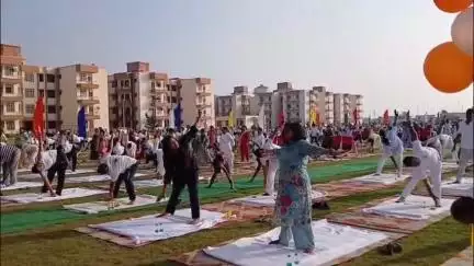 कासगंज: अंतर्राष्ट्रीय योग दिवस के अवसर पर पुलिस लाइन में योग कार्यक्रम का आयोजन, मुख्य अतिथि के रूप में पहुंचे एमएलसी