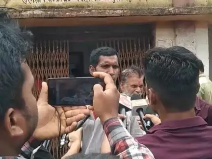 ghutra para susaiti sanchalak ne uthaya chawal lene wala pe hath