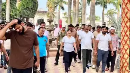 खुर्जा: 11वें अंतर्राष्ट्रीय योग दिवस के अवसर पर शिल्पा गार्डन में कार्यक्रम, विधायक और एसडीएम ने किया योग