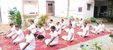 गोरखपुर: एसएसपी के निर्देश पर समस्त थानों पर 'एक पृथ्वी, एक स्वास्थ्य' थीम के साथ अंतर्राष्ट्रीय योग दिवस का हुआ आयोजन