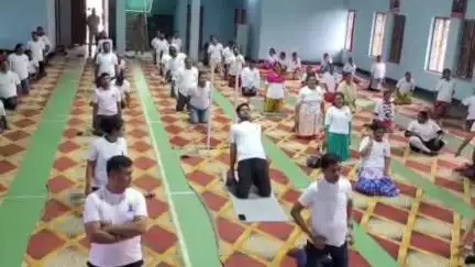 ଦେବଗଡ: ଇଣ୍ଡୋର ଷ୍ଟାଡିୟମରେ ପୌର ପ୍ରଶାସନ ପକ୍ଷରୁ ଅନ୍ତର୍ଜାତୀୟ ଯୋଗ ଦିବସ ପାଳିତ