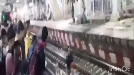 अंबरनाथ: बदलापूर येथे रेल्वे प्रवासी झाले संतप्त