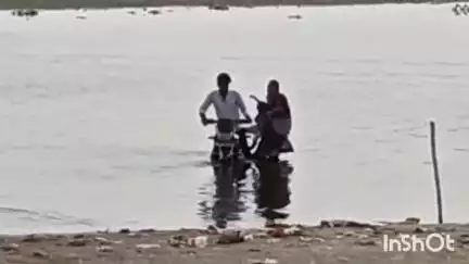 बागपत: दंपति ने बाइक से यमुना नदी पर किया वीडियो वायरल, हरियाणा से बागपत जा रहे थे 5 वर्ष के बच्चे के साथ