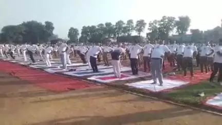 बदायूं: पुलिस लाइन परेड ग्राउंड में 'एक पृथ्वी, एक स्वास्थ्य' थीम पर मनाया गया 11वां अंतर्राष्ट्रीय योग दिवस