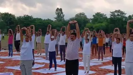 बेतिया: बेतिया में अंतर्राष्ट्रीय योग दिवस पर भव्य कार्यक्रम, केंद्रीय मंत्री सतीश चंद्र दुबे रहे मुख्य अतिथि