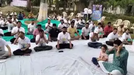 डुमरा: सीतामढ़ी में अंतर्राष्ट्रीय योग दिवस पर कार्यक्रम, डीएम संग उनकी पुत्री ने किया योगाभ्यास