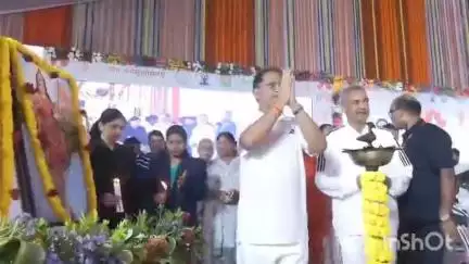 जशपुर: जशपुर के रणजीता स्टेडियम में मुख्यमंत्री विष्णुदेव साय ने हज़ारों लोगों के साथ किया योग