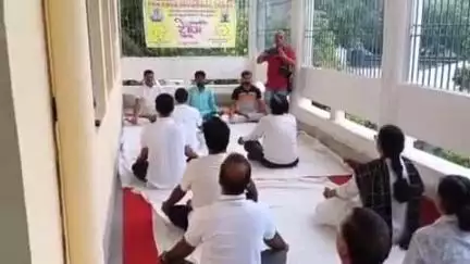 शेखपुरा: अंतर्राष्ट्रीय योग दिवस पर जिला जज, डीएम, एसपी और राजनीतिक दलों के लोगों ने किया योग