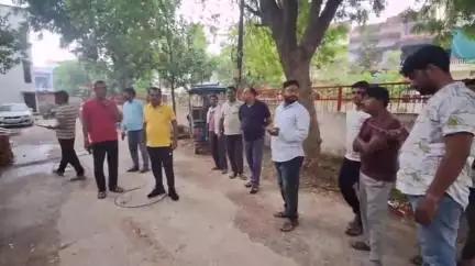 गाज़ीपुर: राजेन्द्र नगर कालोनी में बिजली चोरी पर बिजली विभाग का शिकंजा, मॉर्निंग रेड में 12 लोग पकड़े गए, ढाई लाख की वसूली हुई