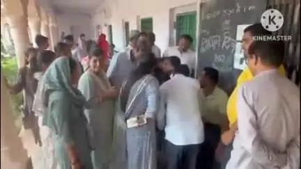 कुचामन सिटी: राजकीय जवाहर विद्यालय में उपस्थिती लेने वालों की भीड़, योग से बेखबर