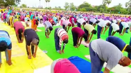భీమడోలులో అంతర్జాతీయ యోగా దినోత్సవం, క్లిష్టమైన యోగాసనాలు వేసి అబ్బురపరిచిన తహసీల్దార్ రమాదేవి