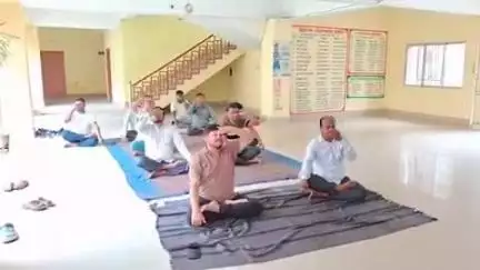 कुंडहित: प्रखंड कार्यालय सहित विभिन्न स्थानों पर योग अभ्यास कर लोगों ने अंतरराष्ट्रीय योग दिवस मनाया