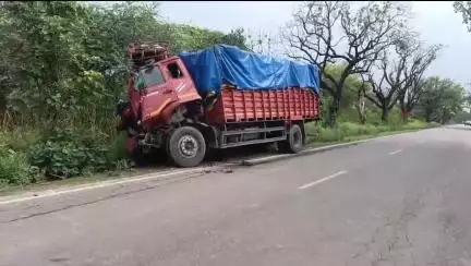 #महोबा कानपुर -सागर राष्ट्रीय राजमार्ग पर भीषण सड़क हादसा।
विस्फोटक वाहन और ट्रक की आमने-सामने हुई भिड़ंत,चालकों की मौत