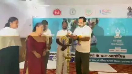 सरायकेला: अंतरराष्ट्रीय योग दिवस पर सरायकेला में जिला प्रशासन द्वारा योगाभ्यास कार्यक्रम का आयोजन किया गया, उपायुक्त रहे मौजूद
