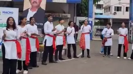 खंडवा नगर: 'विश्व योग दिवस' पर खंडवा में नगर निगम चौराहे पर नुक्कड़ नाटक का हुआ आयोजन