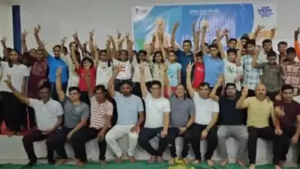 ધરમપુર: 11માં વિશ્વ યોગ દિવસ નિમિત્તે શહેરના સ્પોર્ટ કોમ્પ્લેક્સ ખાતે યોગ સત્રનું આયોજન કરાયું