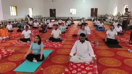 डिंडौरी: जिला कलेक्टर कार्यालय के ऑडिटोरियम में विधायक सहित अधिकारी-कर्मचारियों ने किया योग