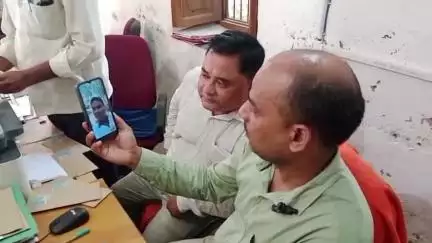 लखीमपुर: इजराइल में कार्यरत लखीमपुर के श्रमिकों से वीडियो कॉल पर संपर्क में श्रम विभाग, सभी सुरक्षित: कनिष्ठ सहायक ने दी जानकारी