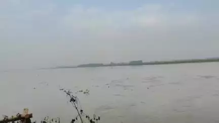 धनौरा: गजरौला तिगरी गंगा धाम में बढ़ा जलस्तर, पुरोहितों की झोपड़ियों में पानी घुसने को लेकर हो रही परेशानी