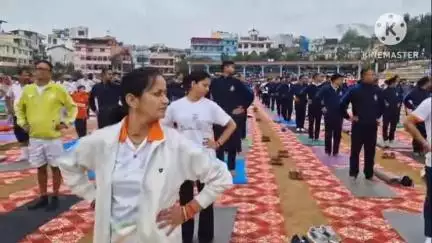 पिथौरागढ़: अंतर्राष्ट्रीय योग दिवस के मौके पर मुख्यालय के देव सिंह मैदान में सैकड़ों लोगों ने किया योग