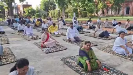 आंवला: आंवला में सामूहिक योग का आयोजन, शिव मंदिर से लेकर स्कूल-कॉलेज तक लोगों ने किया योगाभ्यास