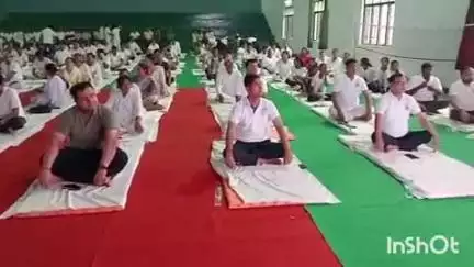 अकबरपुर: अंतर्राष्ट्रीय योग दिवस पर एकलव्य स्टेडियम अंबेडकरनगर में हजारों लोगों ने किया सामूहिक योगाभ्यास