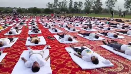 महोबा: जिला स्टेडियम में अंतर्राष्ट्रीय योग दिवस धूमधाम से हुआ सम्पन्न, प्रभारी मंत्री राकेश राठौर उर्फ गुरु भी हुए शामिल
