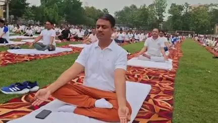 गाज़ीपुर: गाजीपुर के नेहरू स्टेडियम में अंतर्राष्ट्रीय योग दिवस पर योग शिविर का हुआ आयोजन, कमिश्नर, सांसद व डीएम ने किया योग