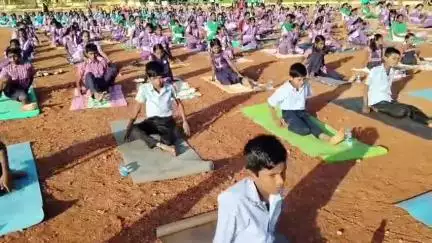 தூத்துக்குடி: உலக யோகா தினம் காமராஜ் கல்லூரி மைதானத்தில் ஆயிரக்கணக்கான பள்ளி கல்லூரி மாணவ மாணவிகள் பங்கேற்று விழிப்புணர்வு
