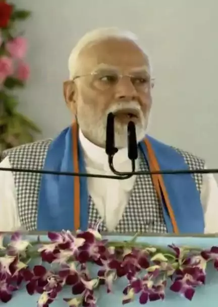 RJD और कांग्रेस पर जमकर बरसे पीएम मोदी, कहा- बिहार को लालटेन और पंजे वाली सरकारों ने पलायन का प्रतीक बनाया