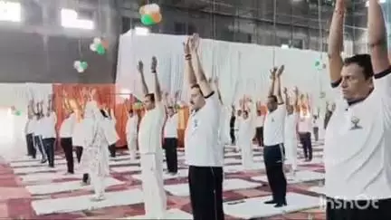 हाथरस: मुरसान के मिनी स्टेडियम में 11वां अंतर्राष्ट्रीय योग दिवस मनाया गया, सांसद, विधायक और नोडल अधिकारी ने किया योग