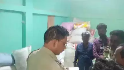 জামালপুর: রেশনের খাদ্য সামগ্রী মজুত করার ঘটনাকে কেন্দ্র করে গ্রামবাসীরা ঘিরে ধরে বিক্ষোভ দেখালো মজুত কারিকে সেলিমাবাদে