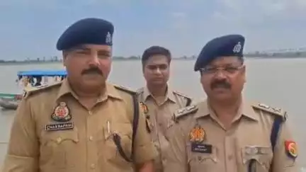 अयोध्या में कड़ी मशक्कत के बाद अग्निशमन विभाग की नाव बरामद, ग़ायब स्थल पर गहरे पानी में डूब गई थी