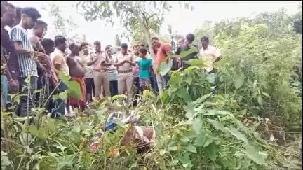 ময়নাগুড়ি: সাত সকালে একটি পরিত্যক্ত ব্যাগ ঘিরে চাঞ্চল‍্য ময়নাগুড়ি ব্লকের রাজারহাটের দক্ষিণ গুরুদেবপুর এলাকায়